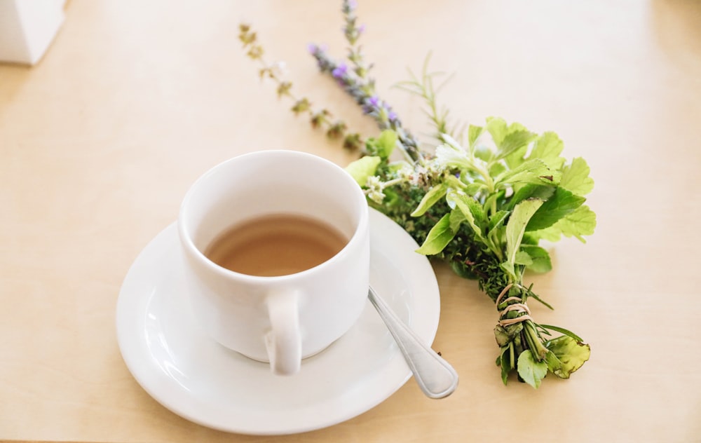 Tasse en céramique blanche avec soucoupe