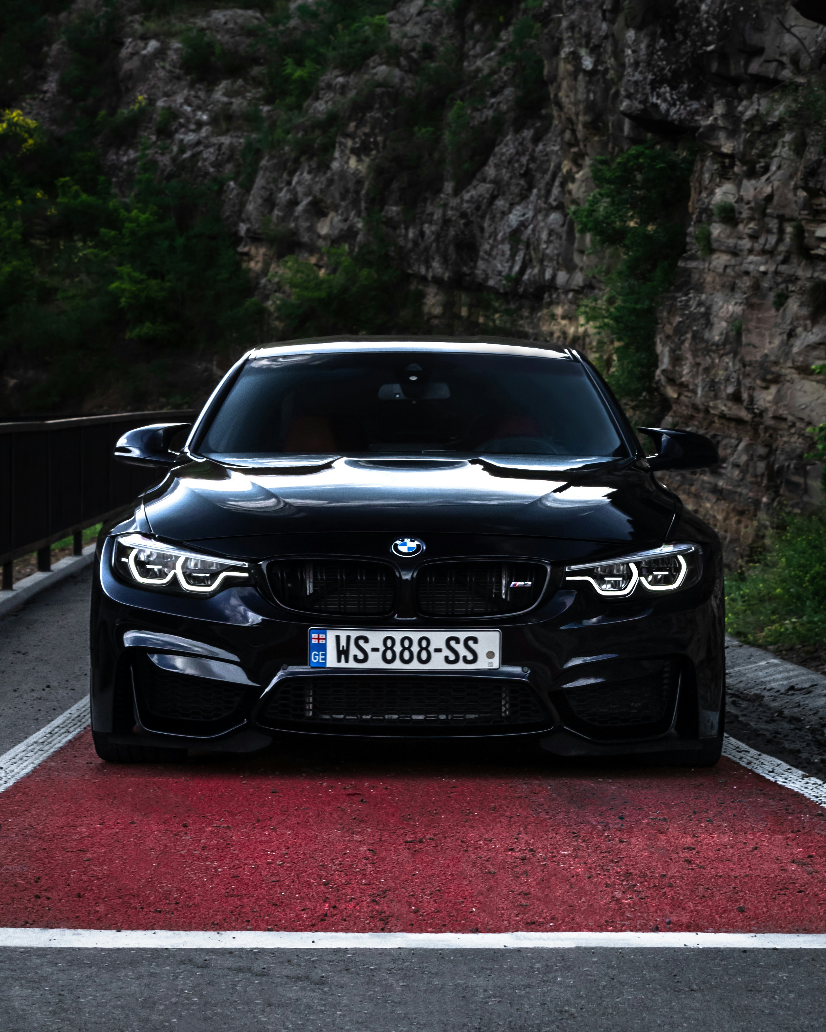 BMW M 3 negro aparcado en la acera durante el día