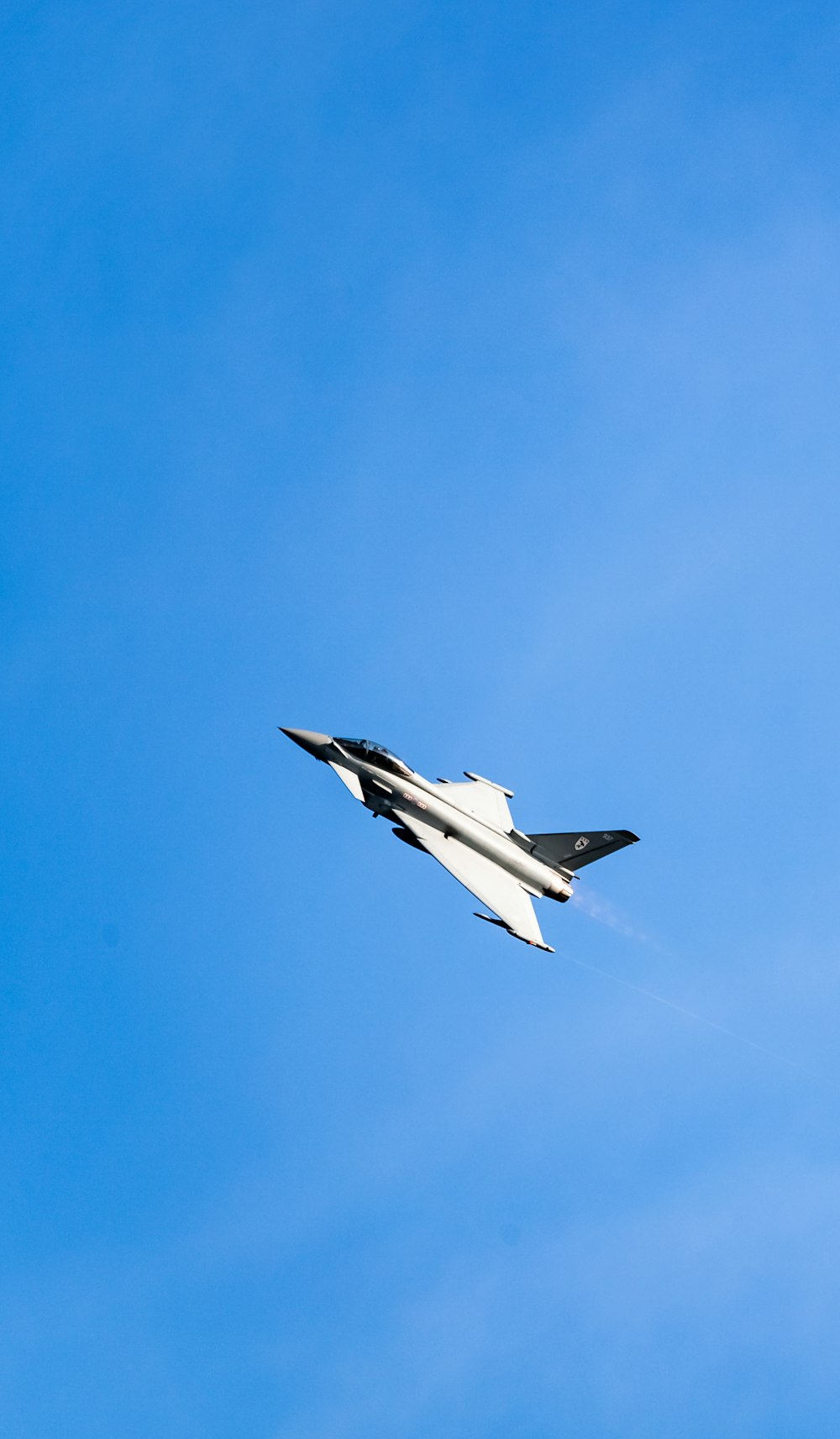 avion à réaction blanc et noir en plein vol pendant la journée