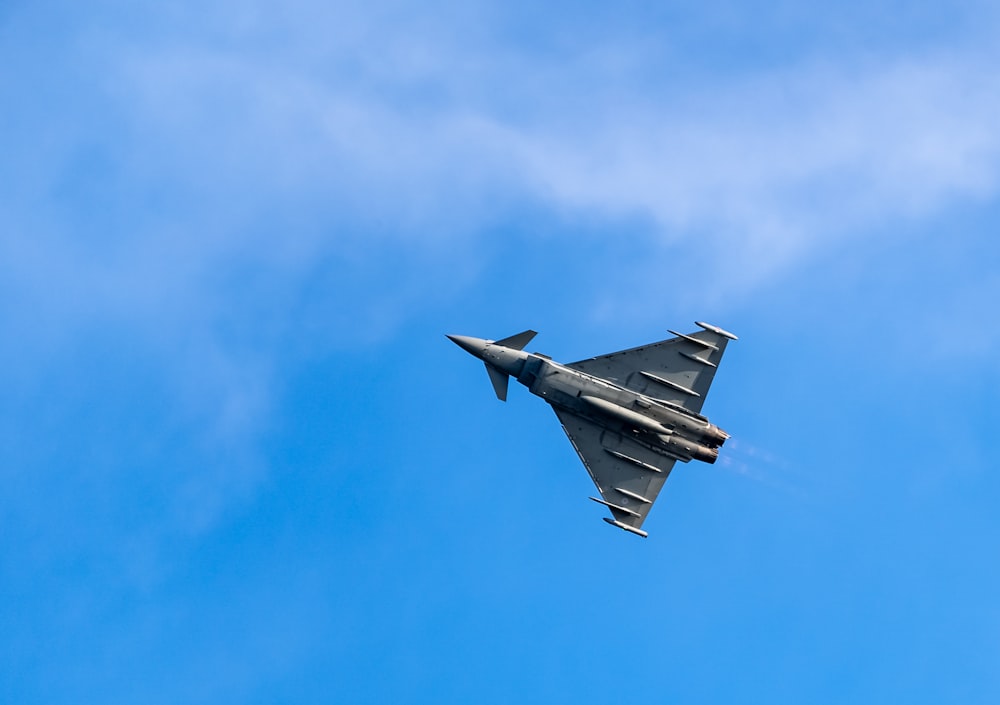 avion à réaction gris dans les airs