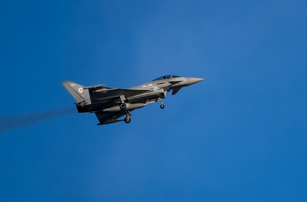 gray fighter jet in mid air