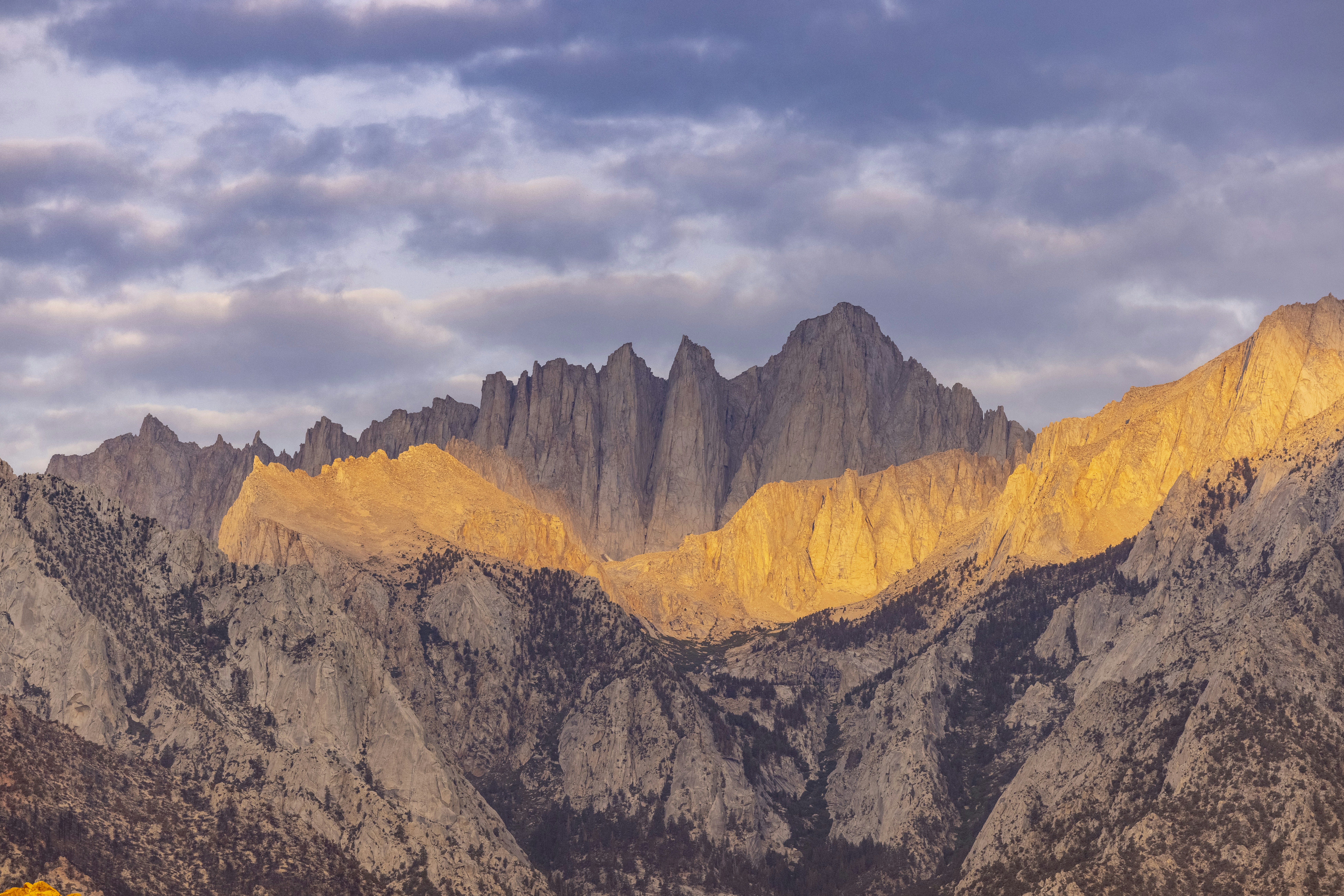 Una montaña muy alta con un fondo de cielo foto – Imagen de Fondo de  pantalla 4k gratuita en Unsplash, image size:3000x2001
