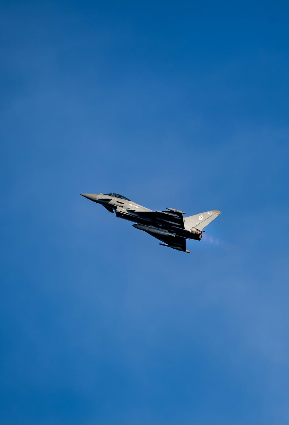 Avión a reacción blanco y negro en el aire durante el día