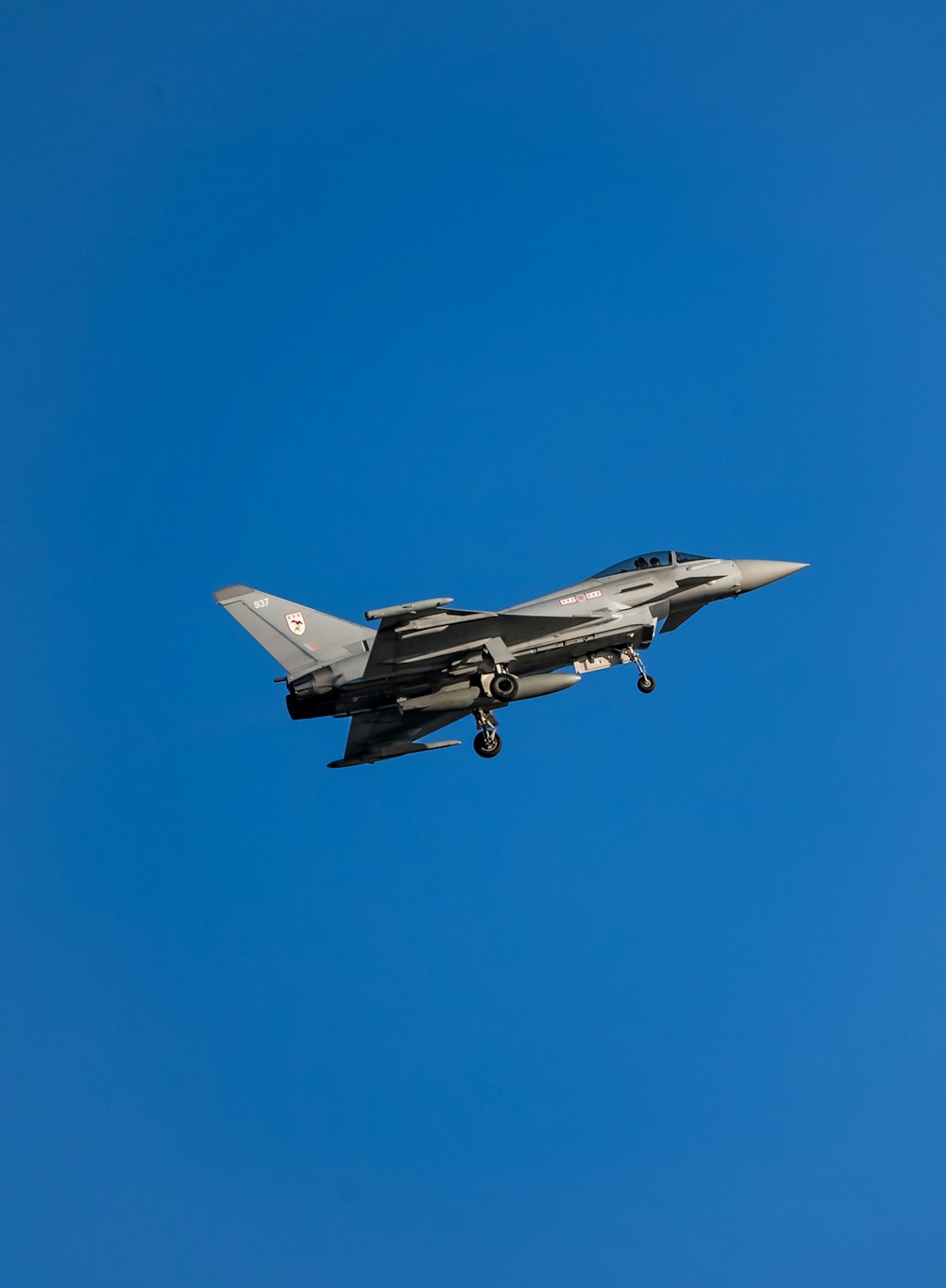 avion de chasse gris volant dans le ciel