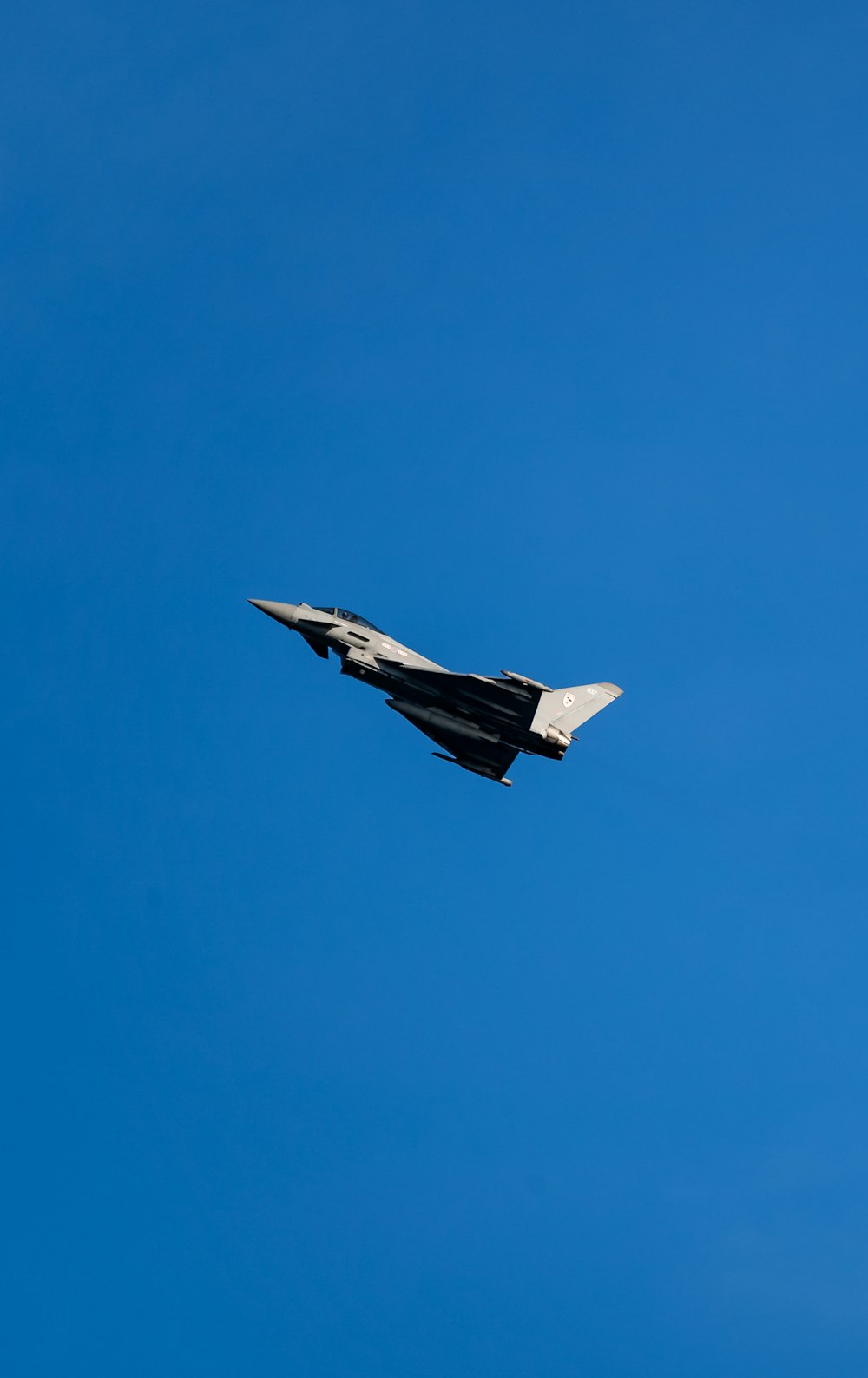 avion à réaction blanc et noir en plein vol pendant la journée