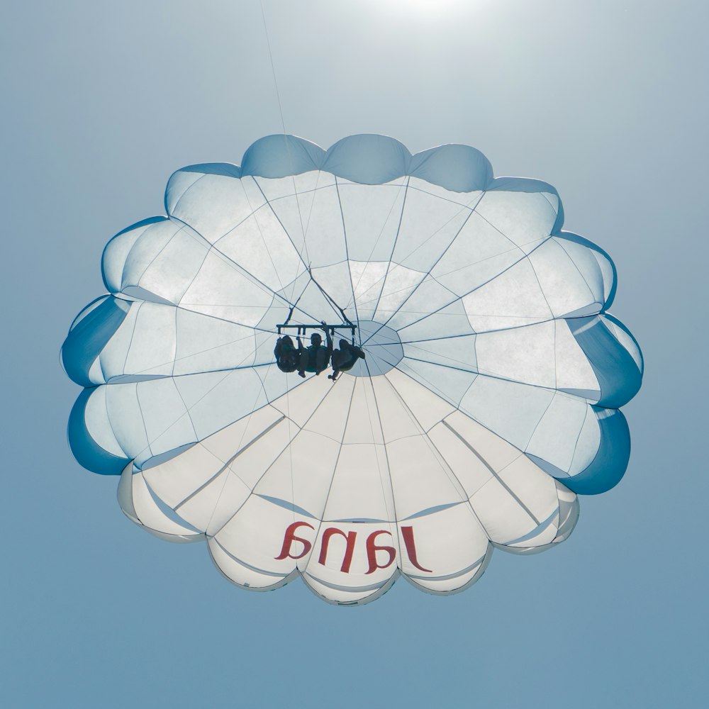 Weißer und blauer Heißluftballon am Himmel