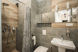HotelArt: Μίνιμαλ Μπάνιο με έντονη Ξύλινη Λεπτομέρεια - Ξενοδοχειακός Εξοπλισμός Μπάνιου