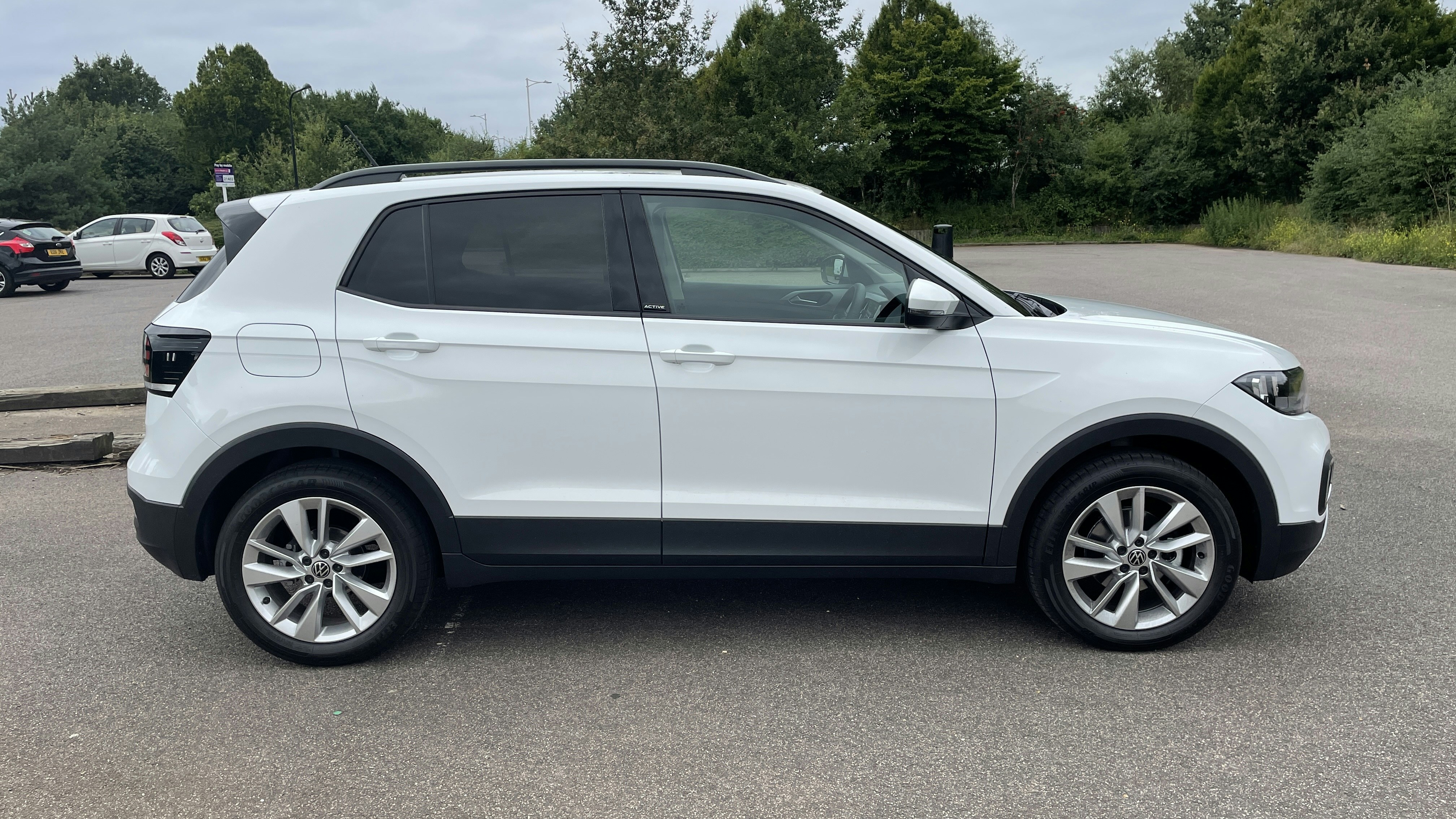 Volkswagen T-Cross branco 2023 vista frontal em paisagem aberta