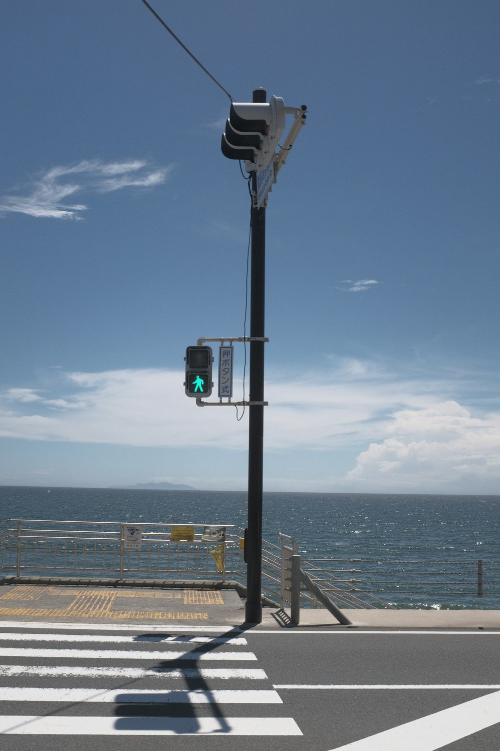 semáforo preto na praia durante o dia