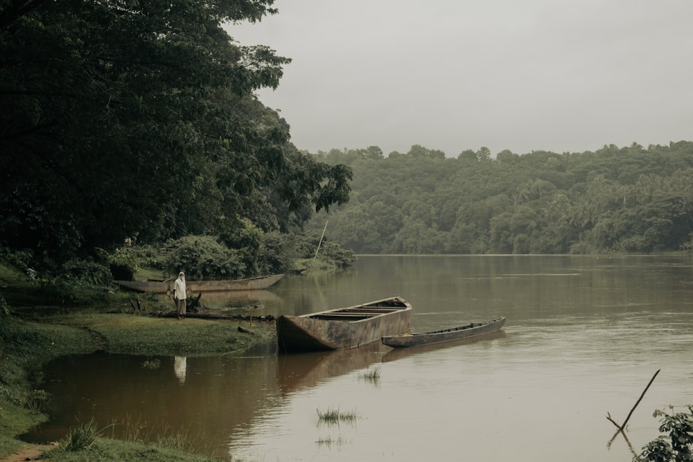 barca di legno marrone sul lago durante il giorno