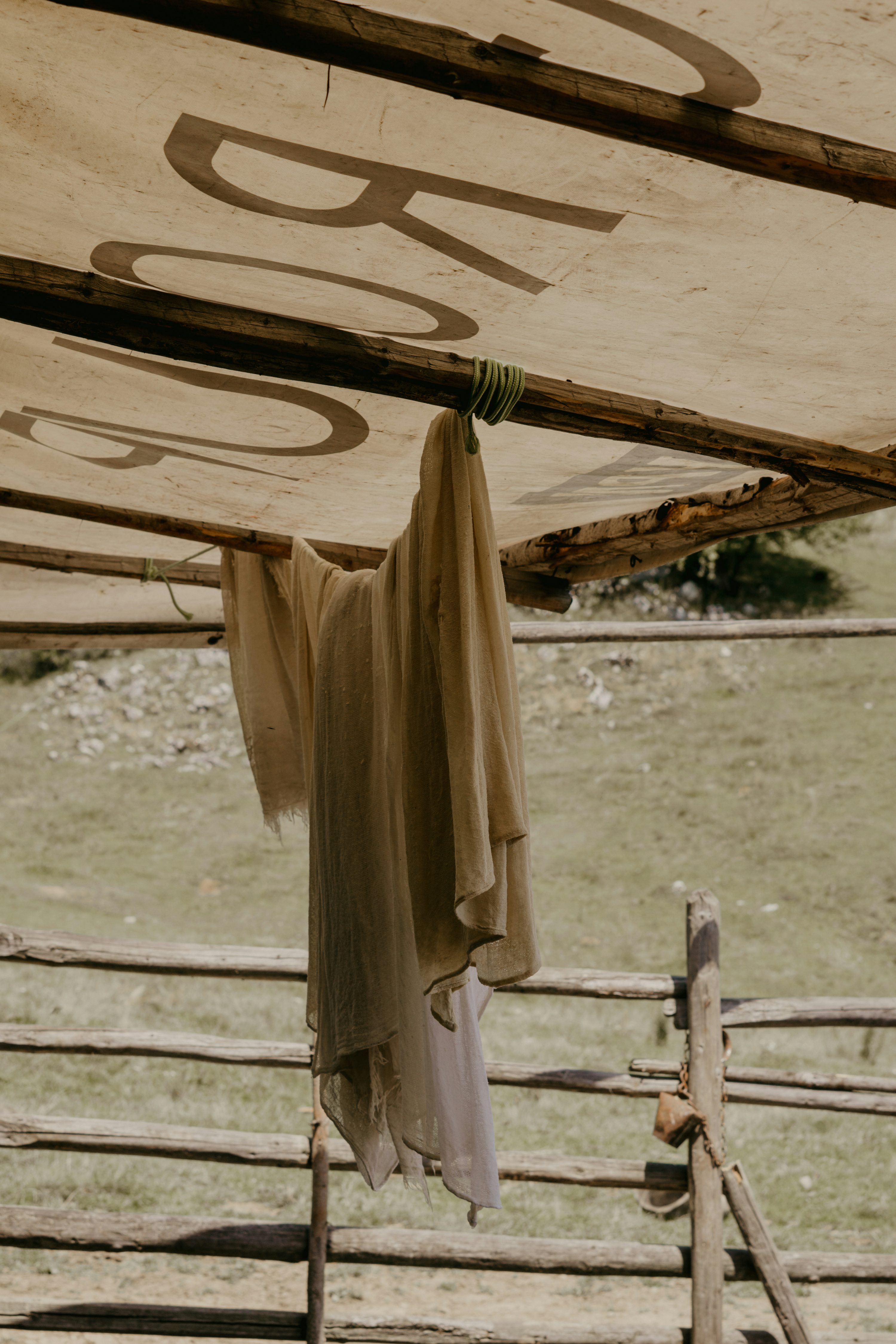 Clôture en bois marron avec textile blanc