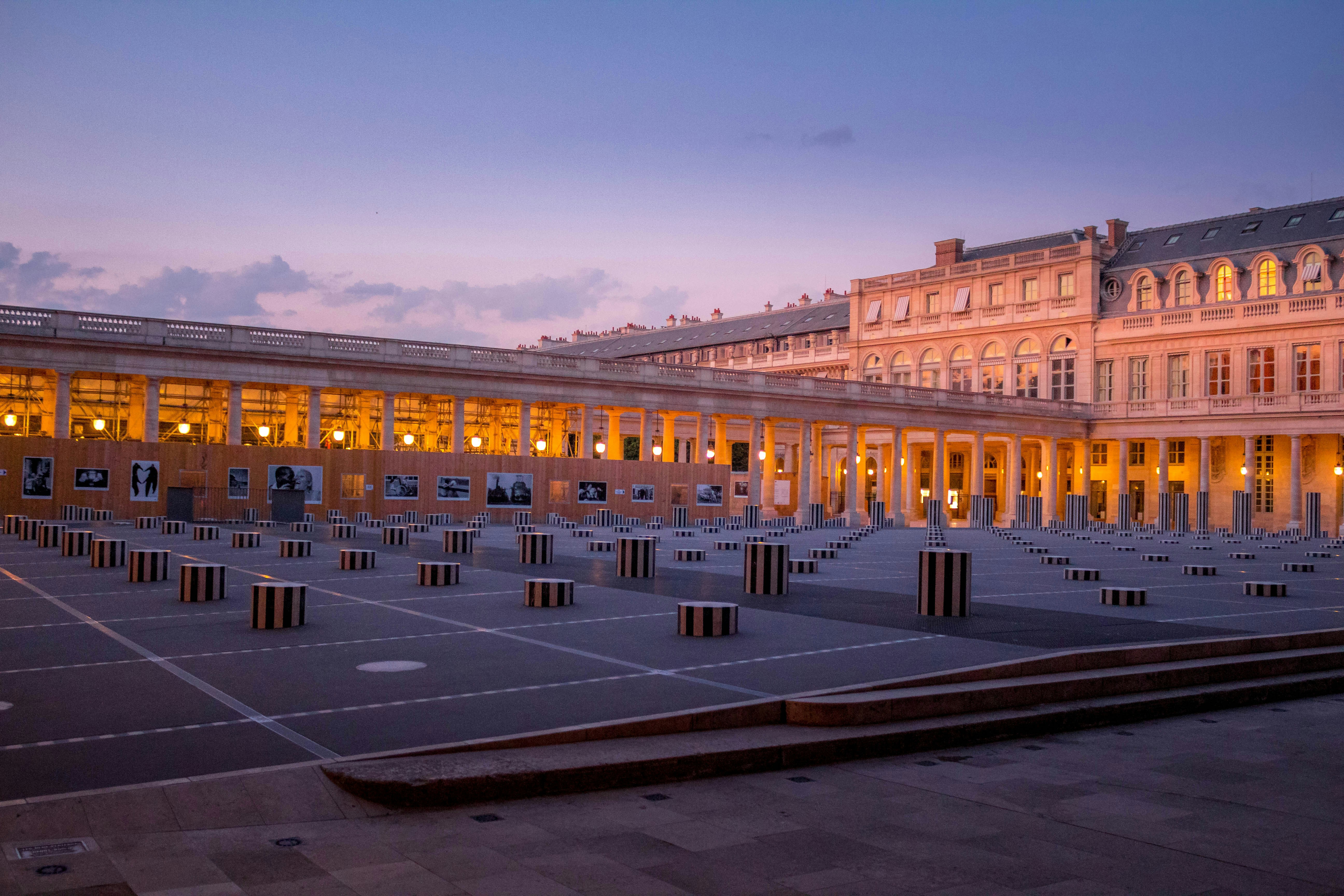Cazare în Paris: curtea Palais Royal cu coloanele lui Buren, seara