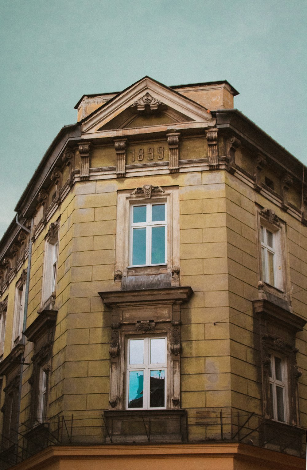 Braunes Betongebäude unter blauem Himmel tagsüber