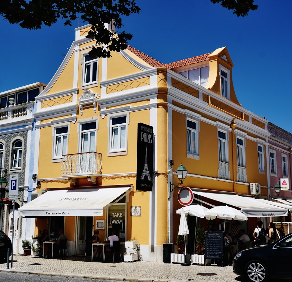 Edificio de hormigón amarillo y blanco bajo el cielo azul durante el día