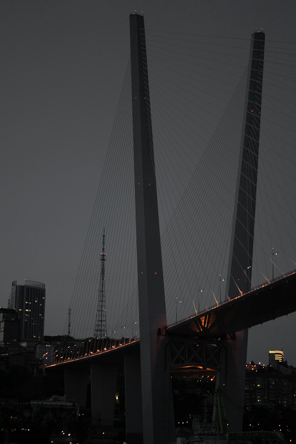 灰色の空に浮かぶ灰色の橋