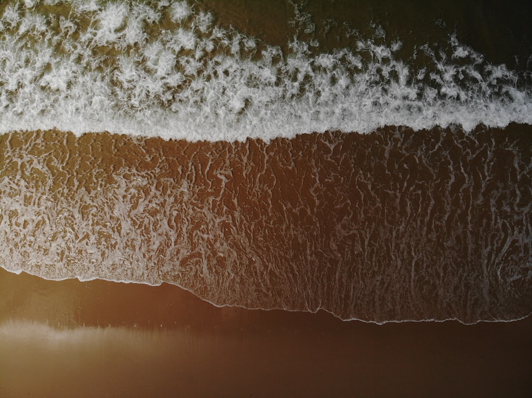 ocean waves crashing on shore during daytime