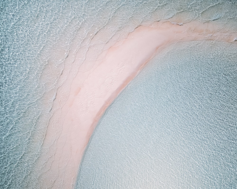 tessuto bianco e rosa con acqua