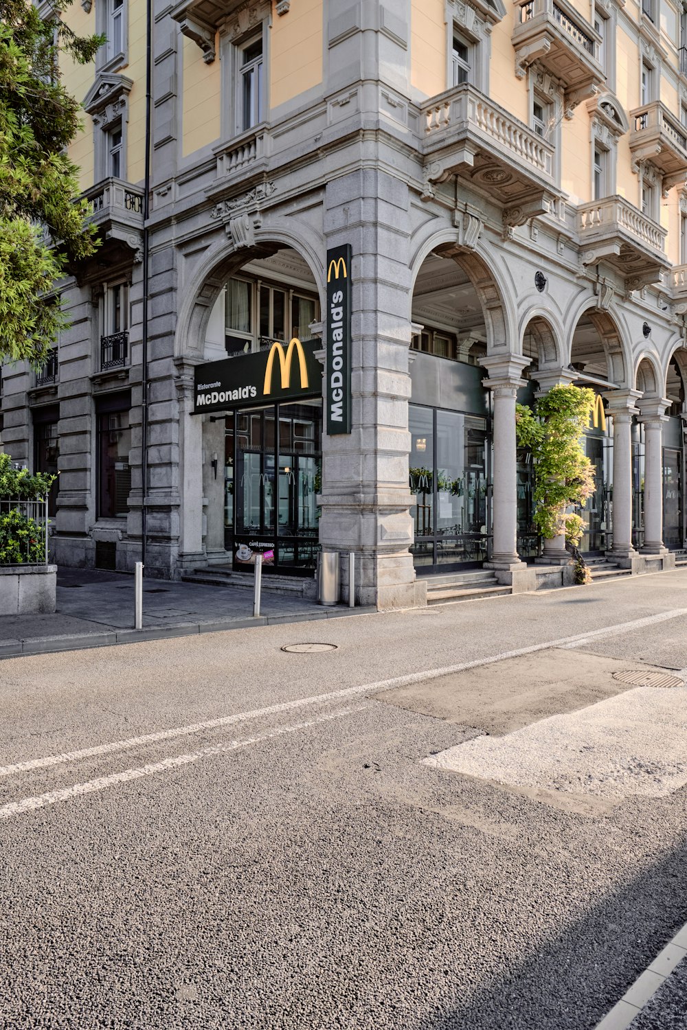 edificio in cemento grigio vicino agli alberi verdi durante il giorno