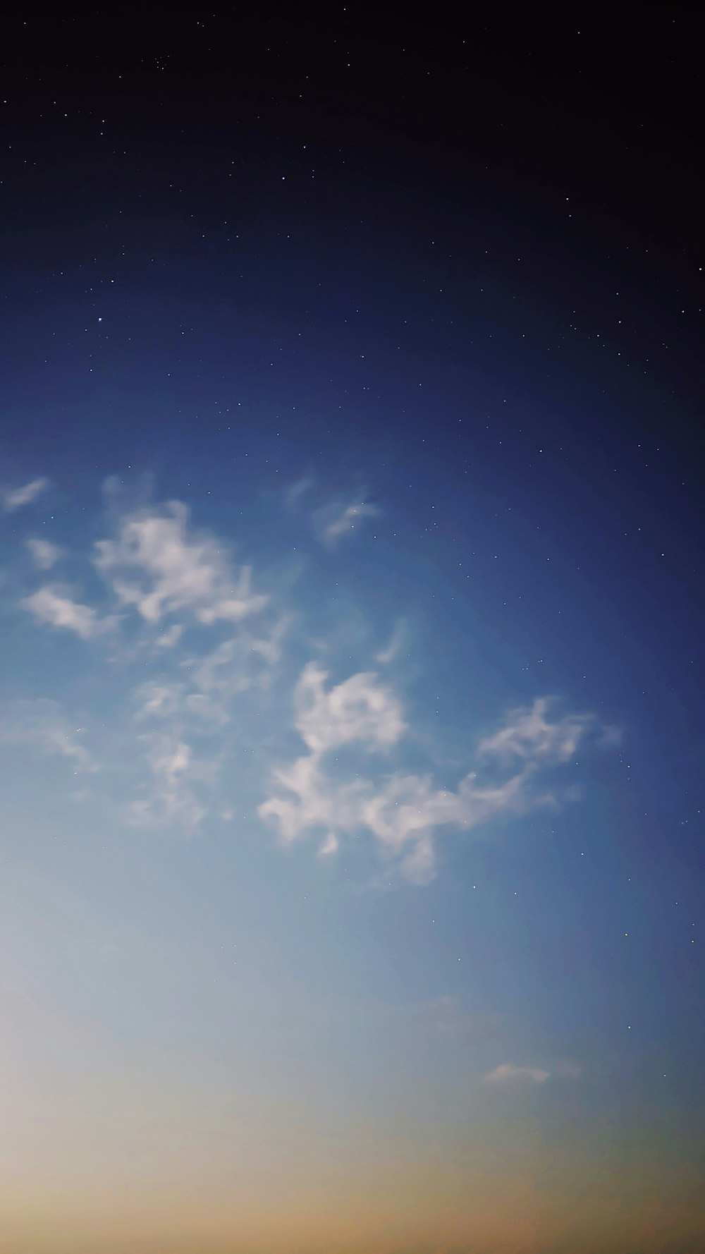 nuvole bianche e cielo blu durante il giorno