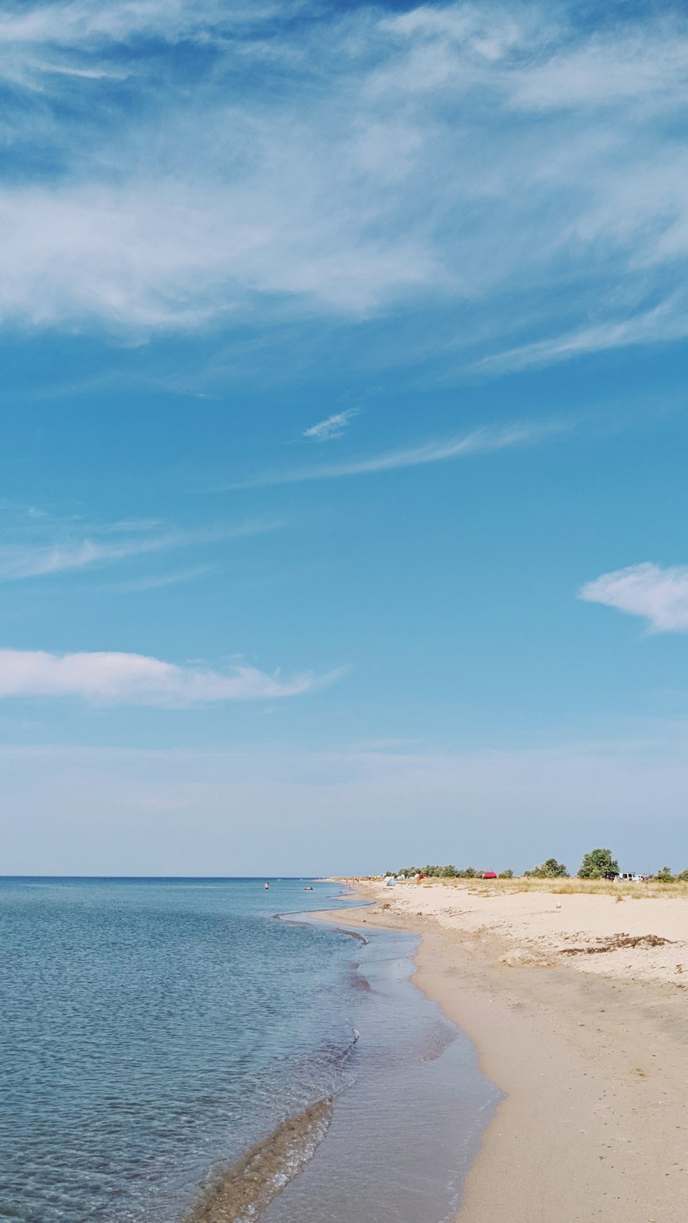 cielo blu e nuvole bianche sulla spiaggia