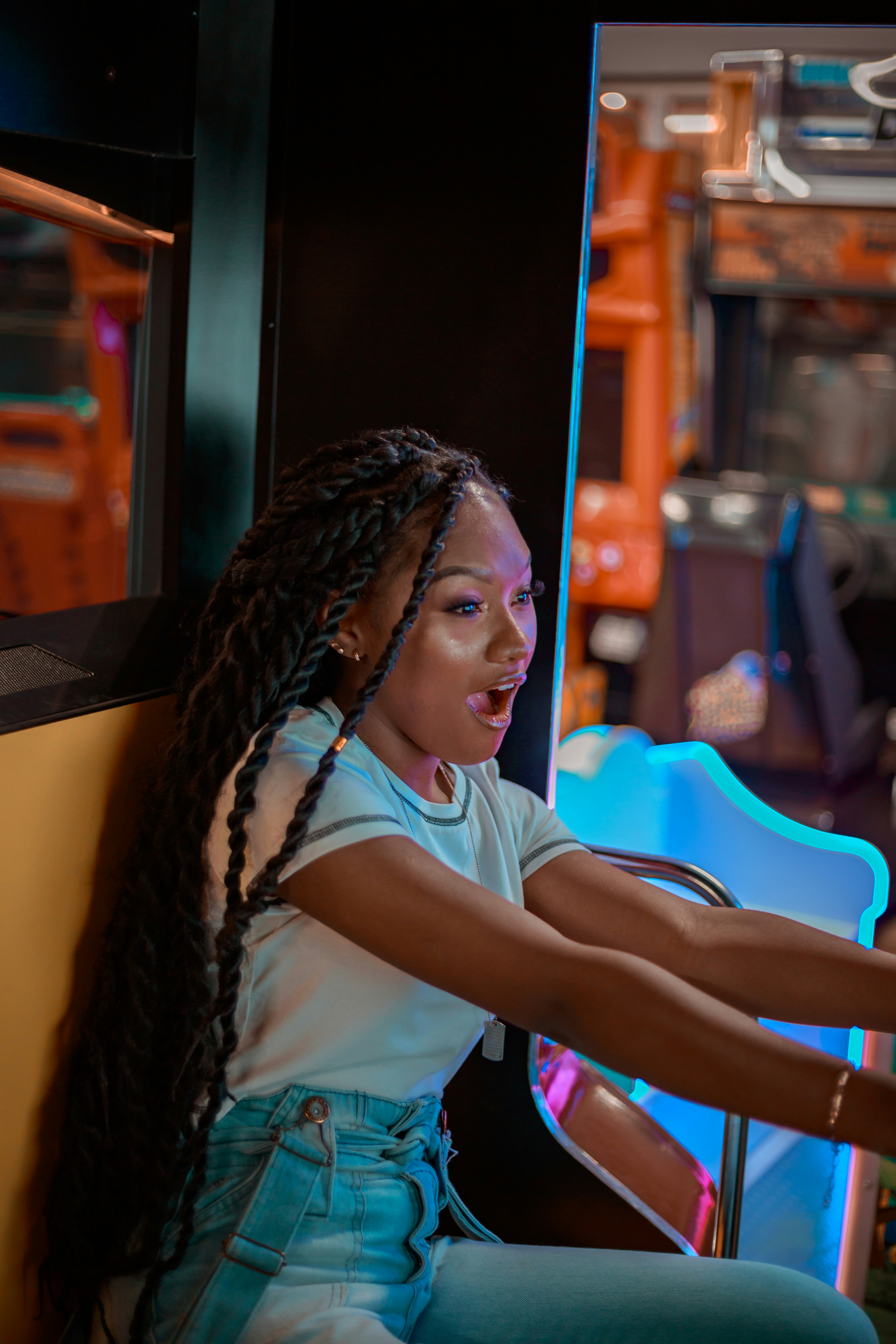 Frau im weißen Hemd sitzt auf Stuhl