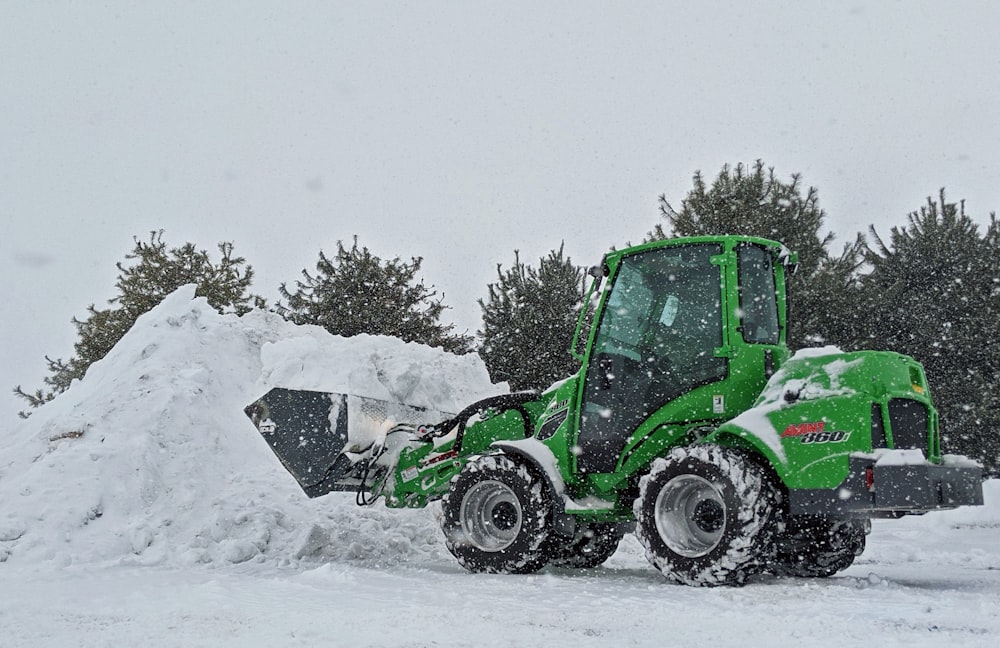 Grünes und schwarzes ATV auf schneebedecktem Boden