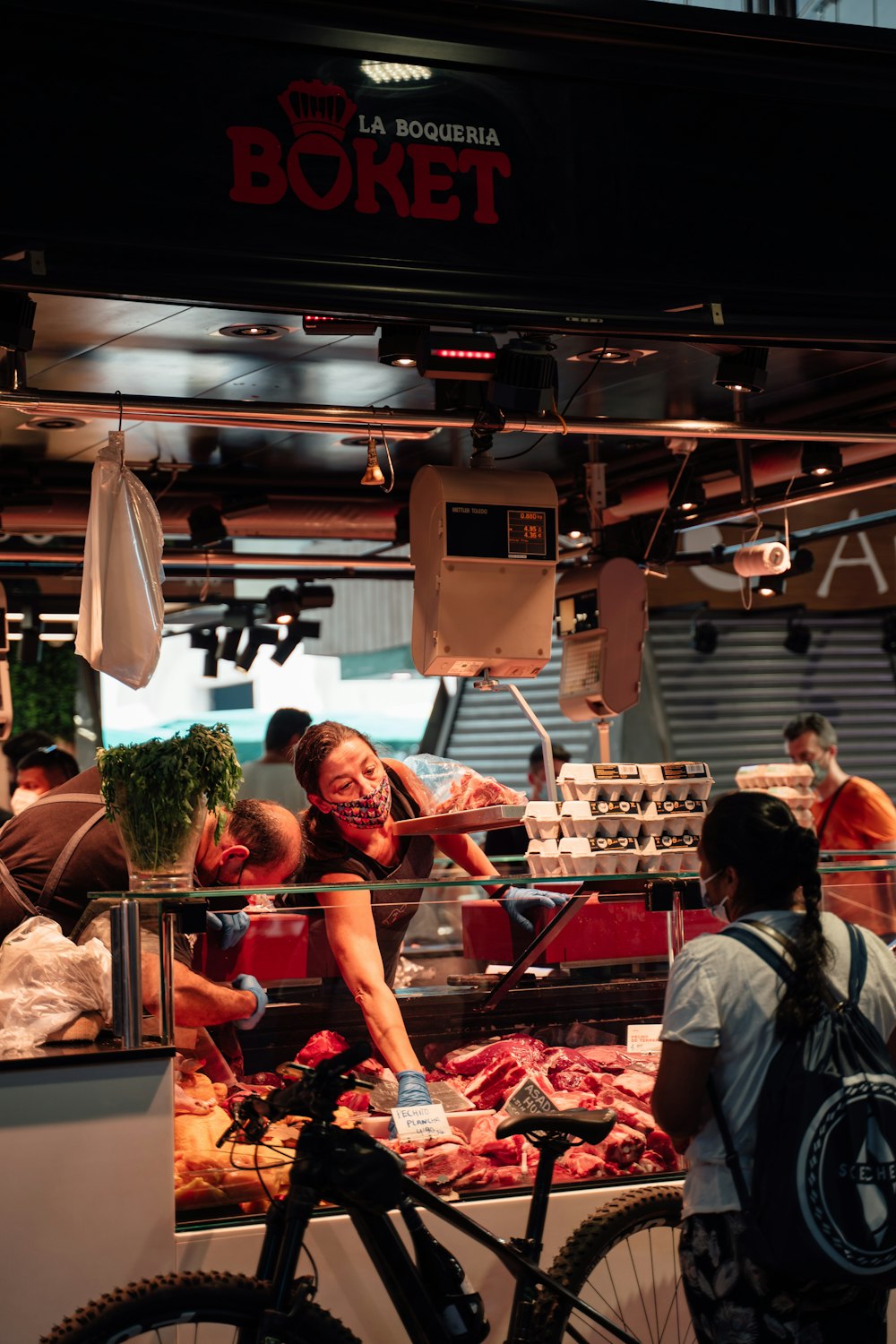 pessoas no mercado durante o dia