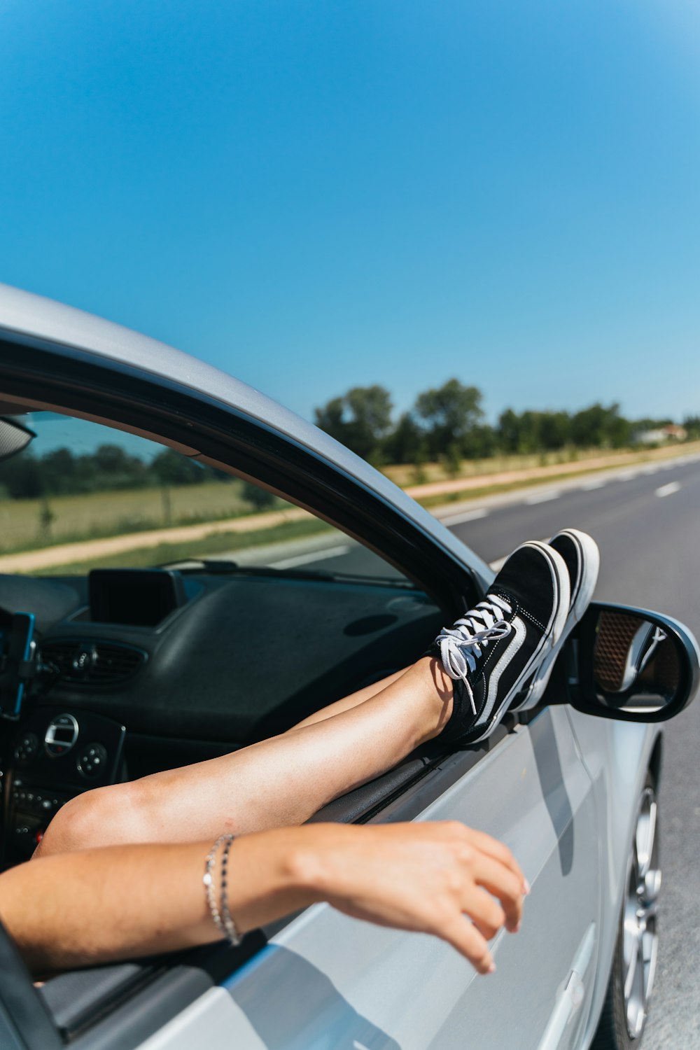 personne conduisant une voiture pendant la journée