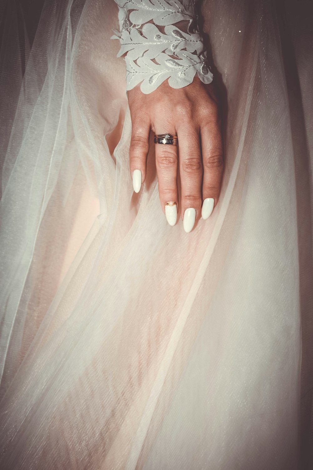 Frau im weißen Brautkleid mit silbernem Ring