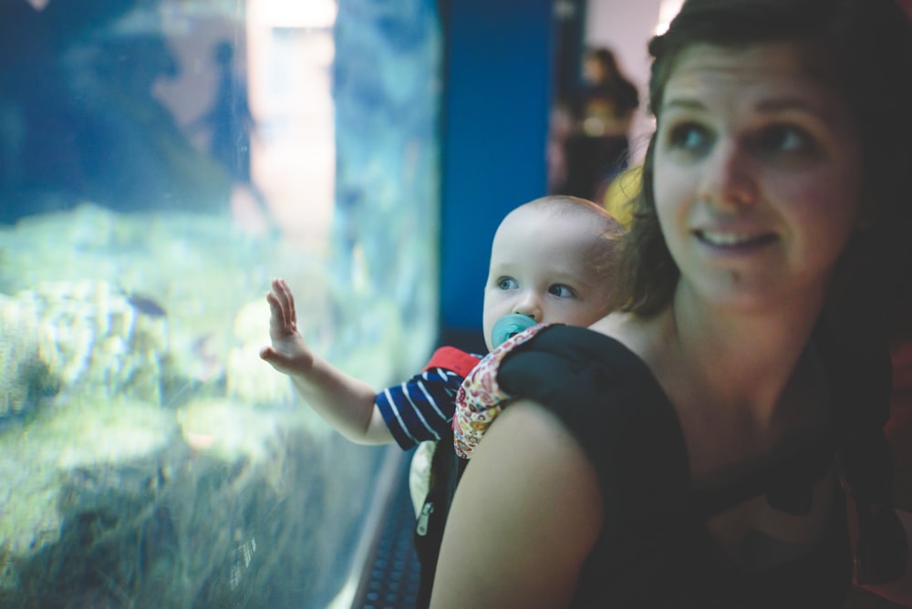 Femme et bébé dans l'aquarium photo – Photo Bleu Gratuite sur Unsplash