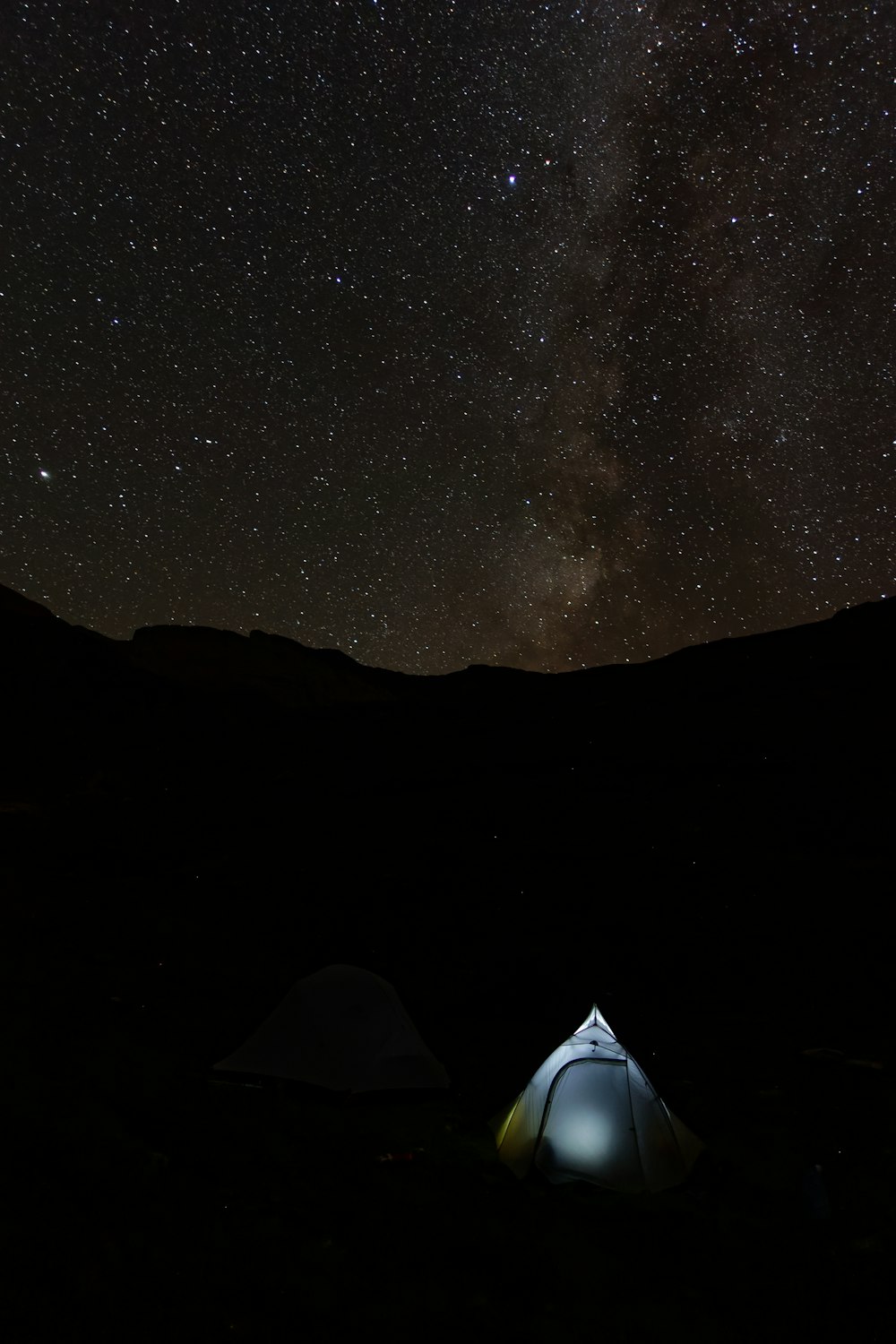 Weißes Zelt unter sternenklarer Nacht