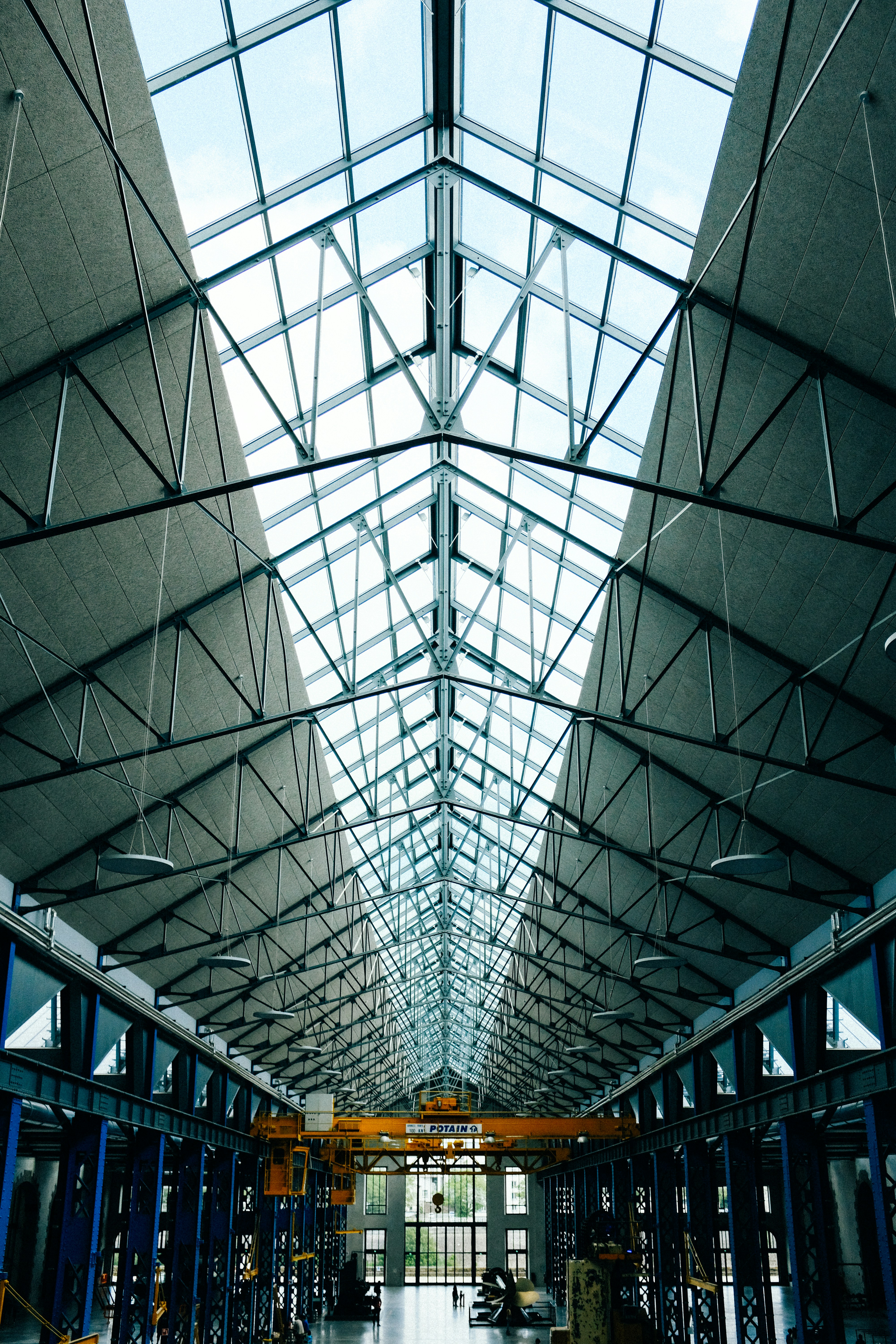 Prefab modulaire bouwelementen in productiehal, hoge kwaliteit constructie, industrieel interieur met daglicht