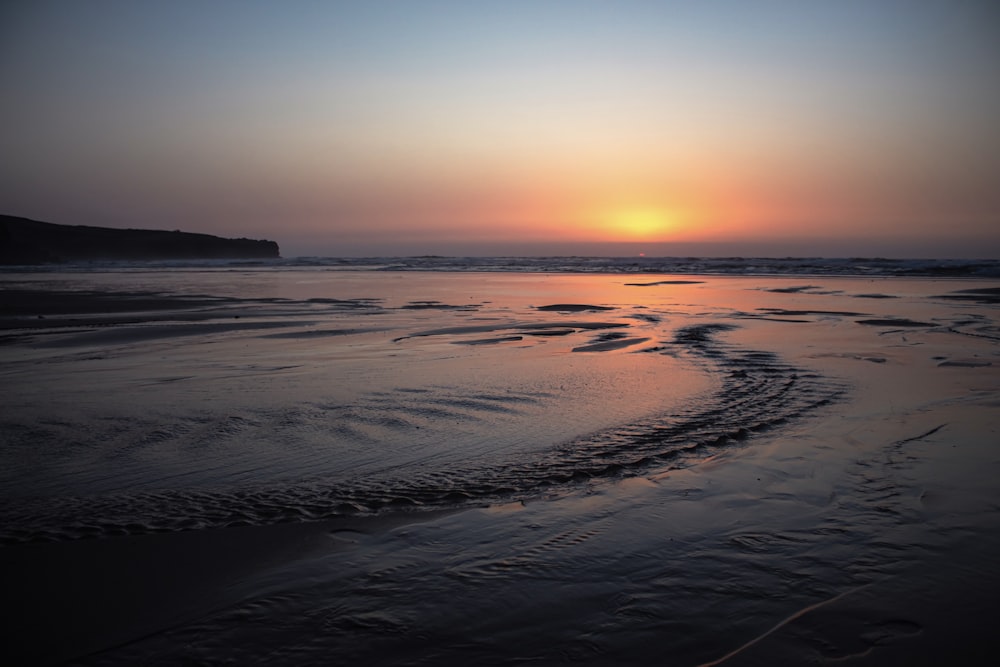 Cuerpo de agua durante la puesta de sol