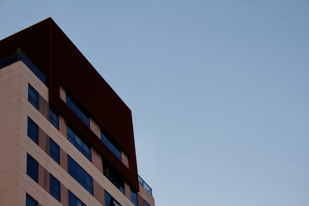 edifício de concreto marrom e branco