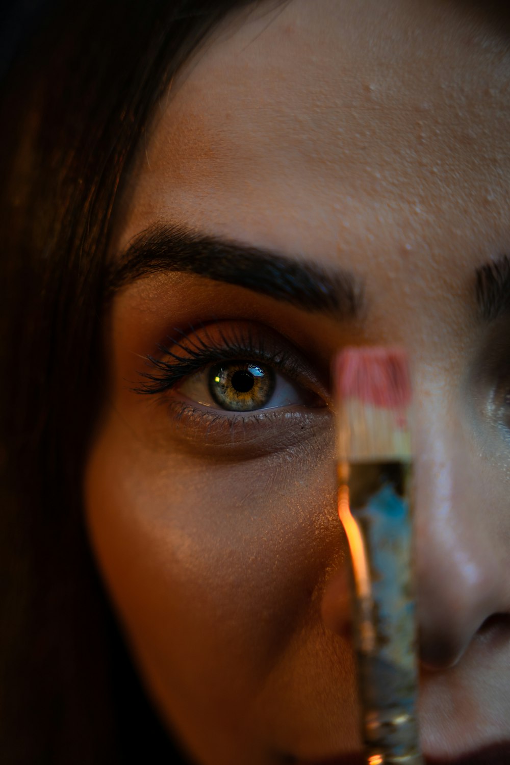 Mujer con sombra de ojos azul y rosa