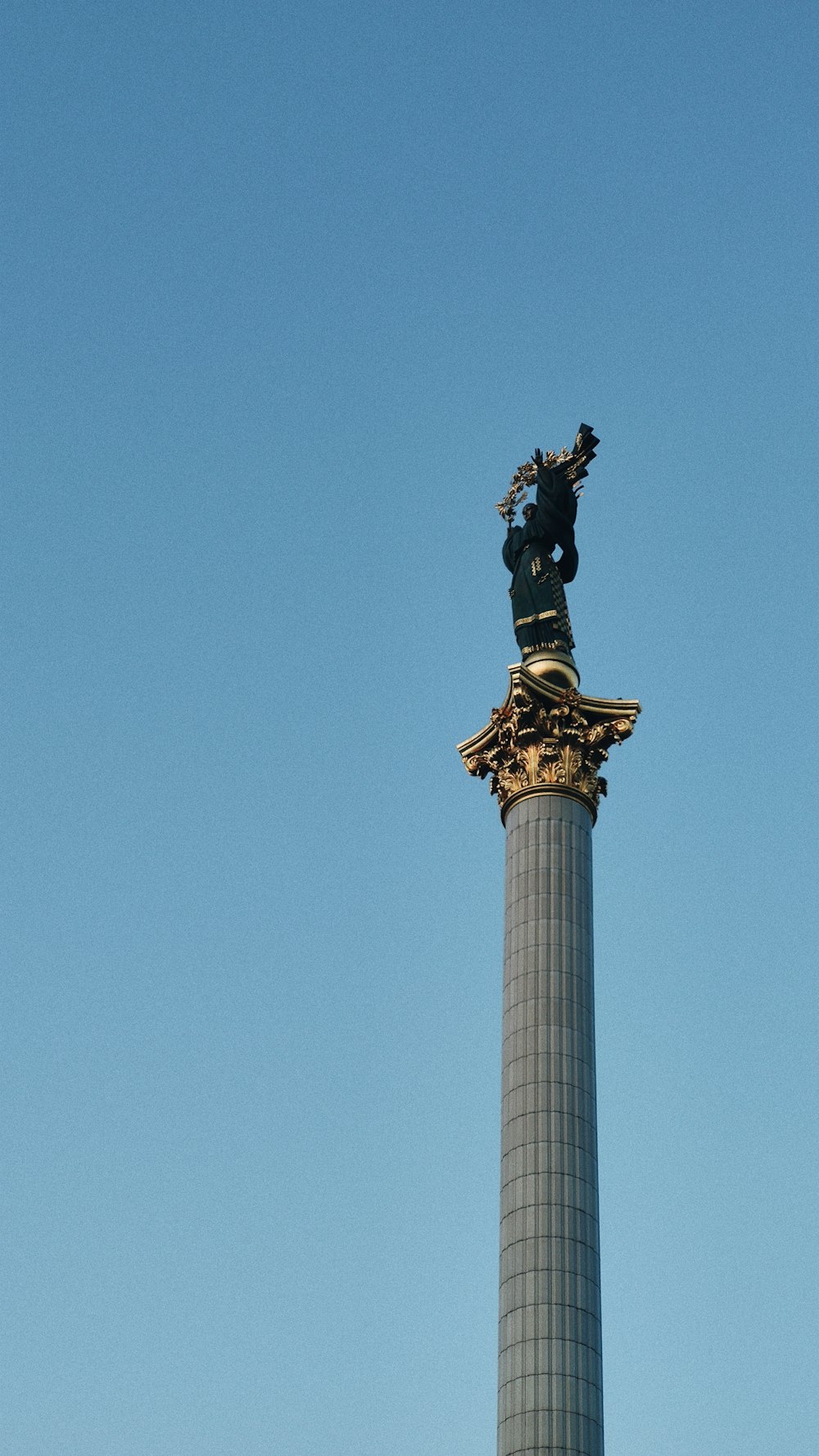 Statua nera sotto il cielo blu durante il giorno