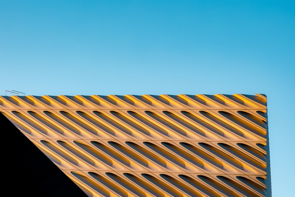 Bâtiment en béton brun sous le ciel bleu pendant la journée