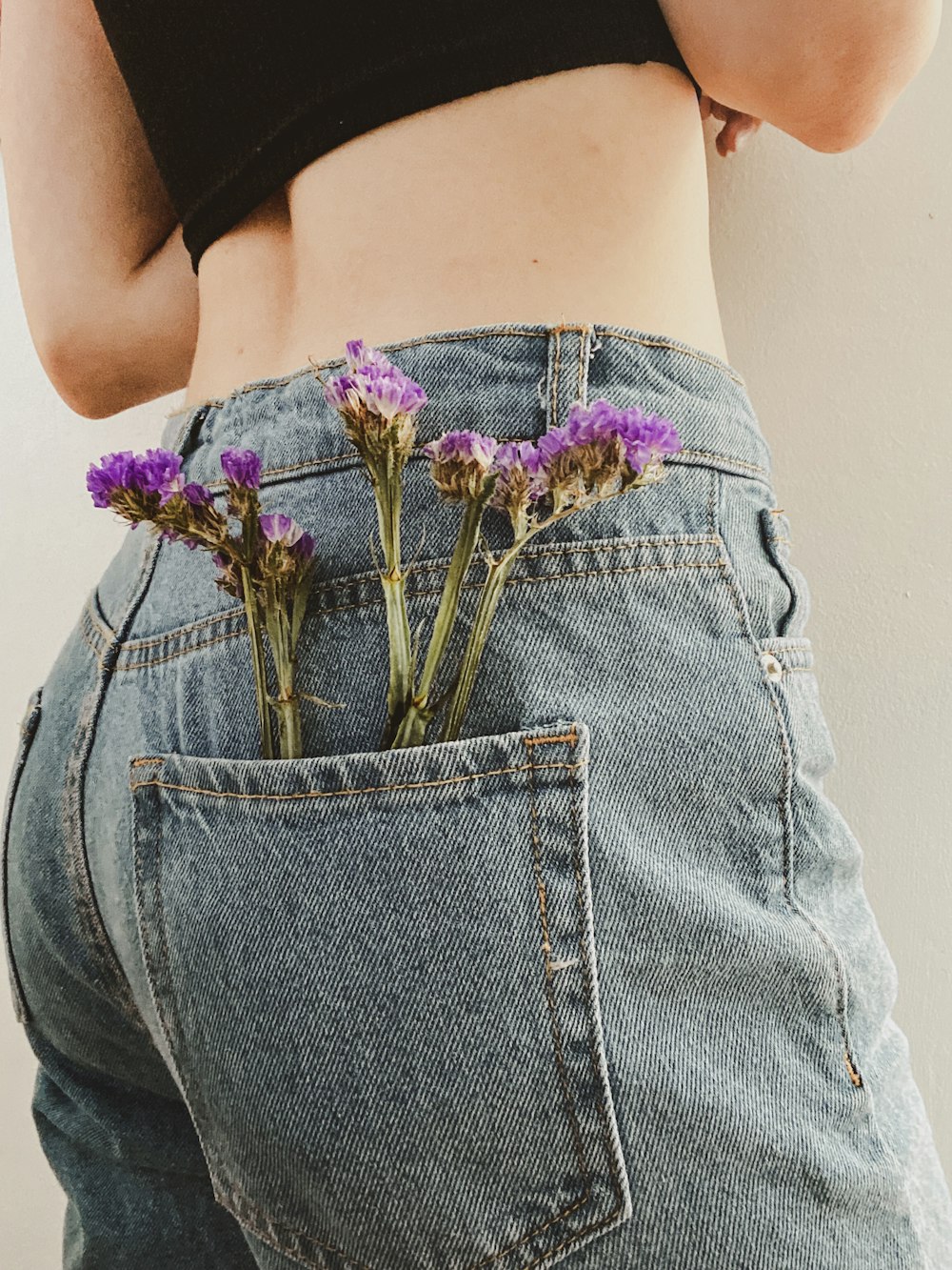 Frau in blauen Jeansshorts