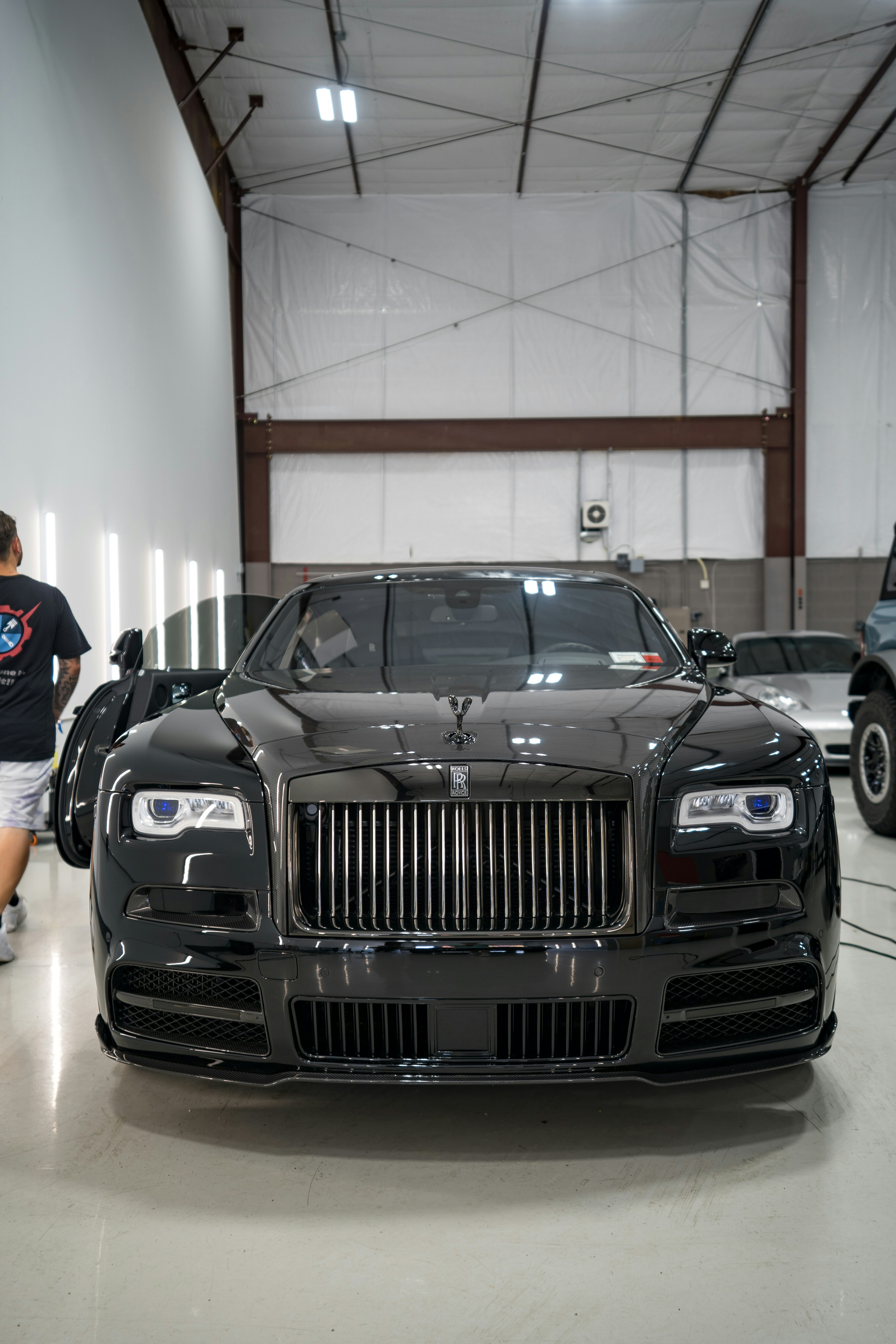 ガレージで黒の Bmw 車の写真 Unsplashで見つけるグレーの無料写真