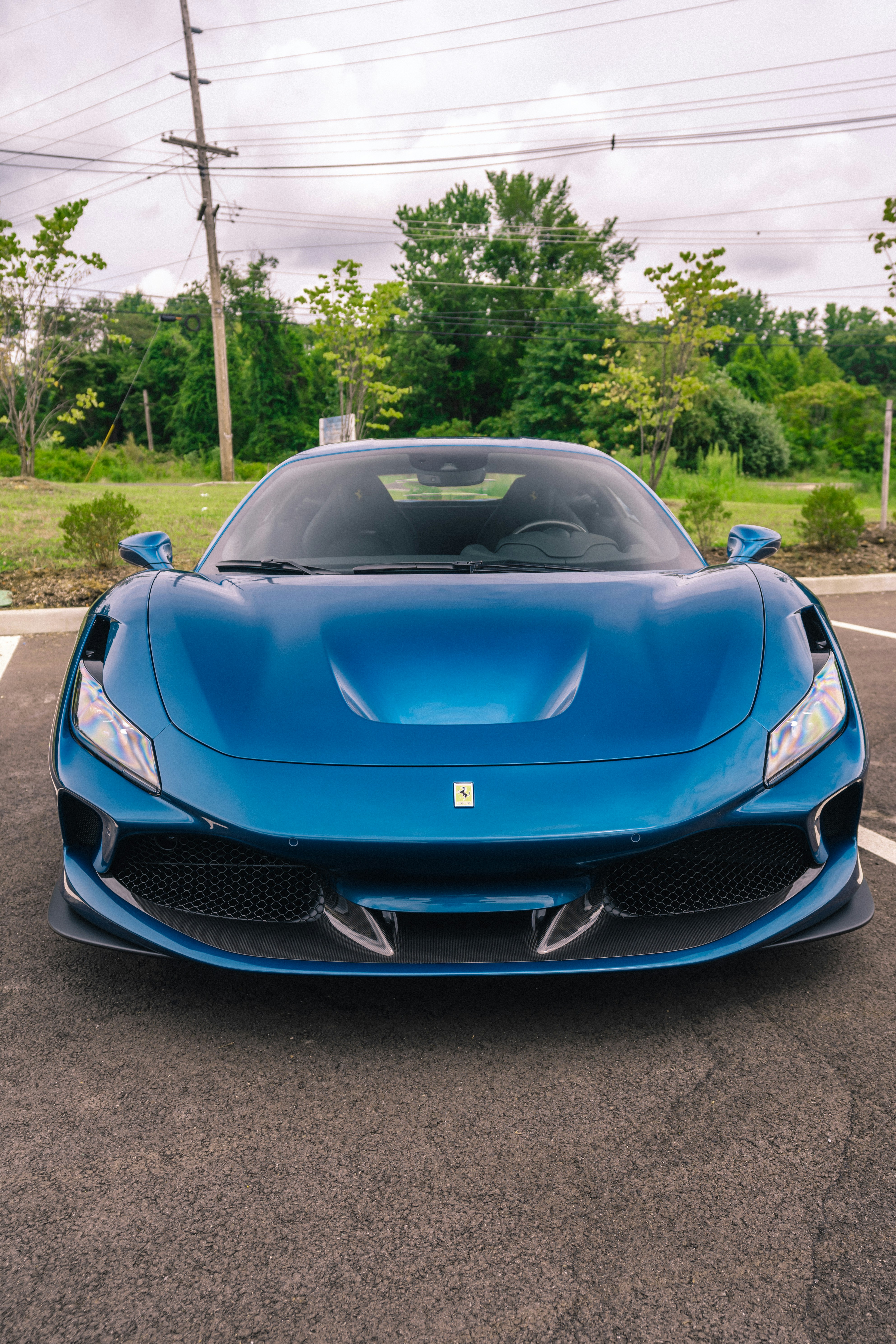 昼間の道路上の青いフェラーリ スポーツカーの写真 Unsplashの無料青い写真
