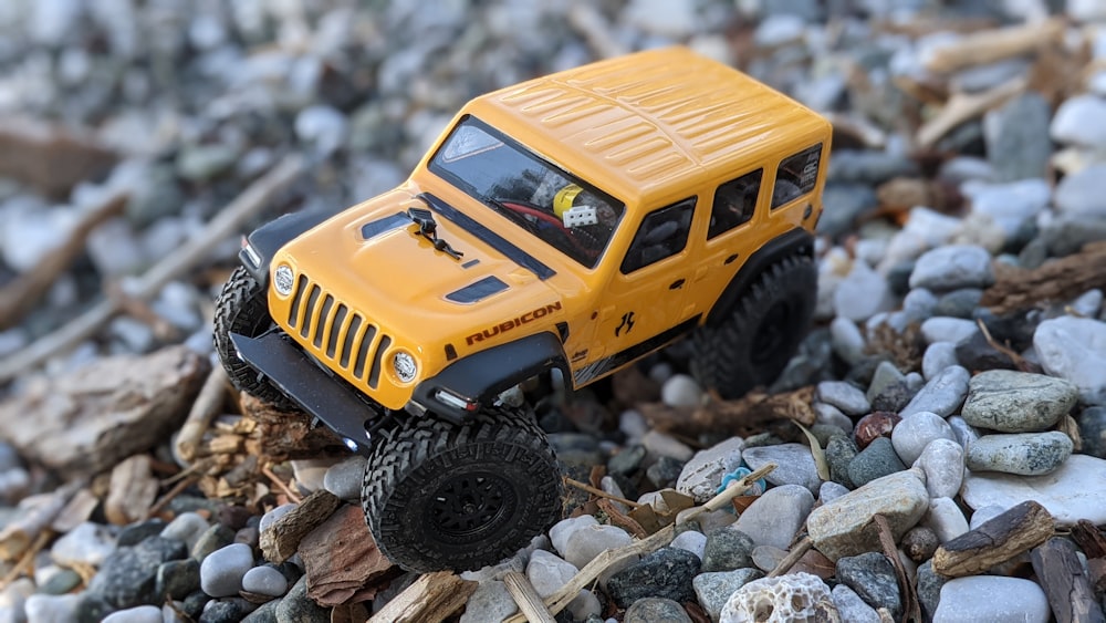 Maqueta a escala de Jeep Wrangler amarilla y negra
