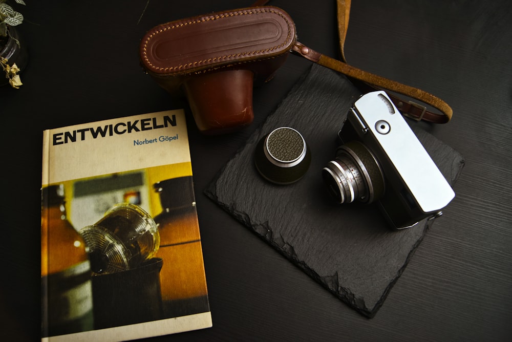 Schwarze und silberne DSLR-Kamera auf schwarz-weißer Box