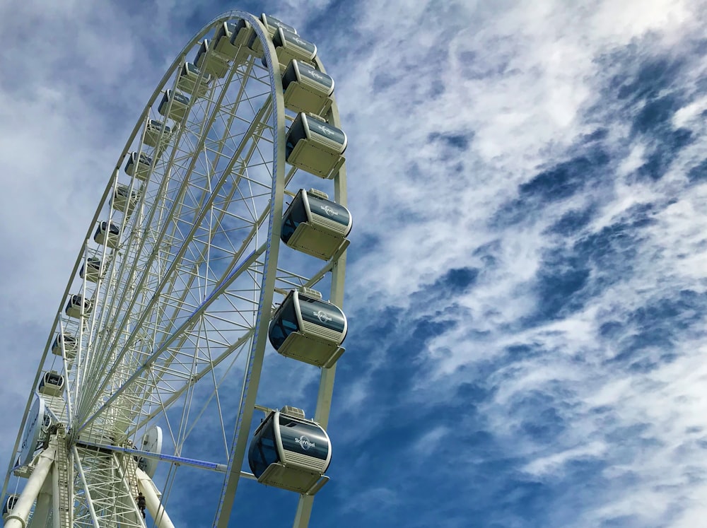 Rueda de la fortuna blanca bajo el cielo azul durante el día