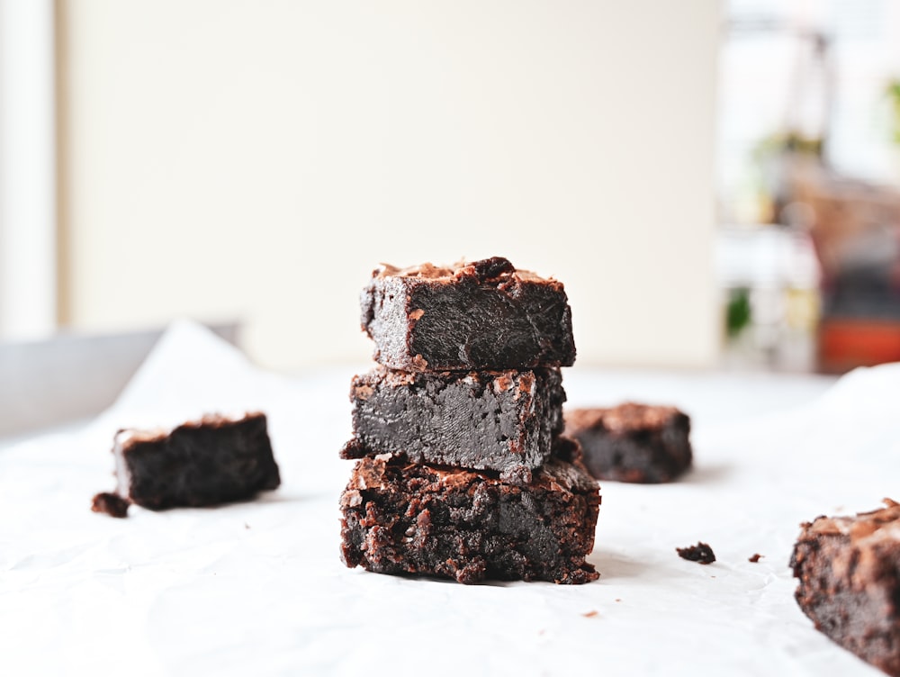 Pastel de chocolate marrón y negro sobre mesa blanca