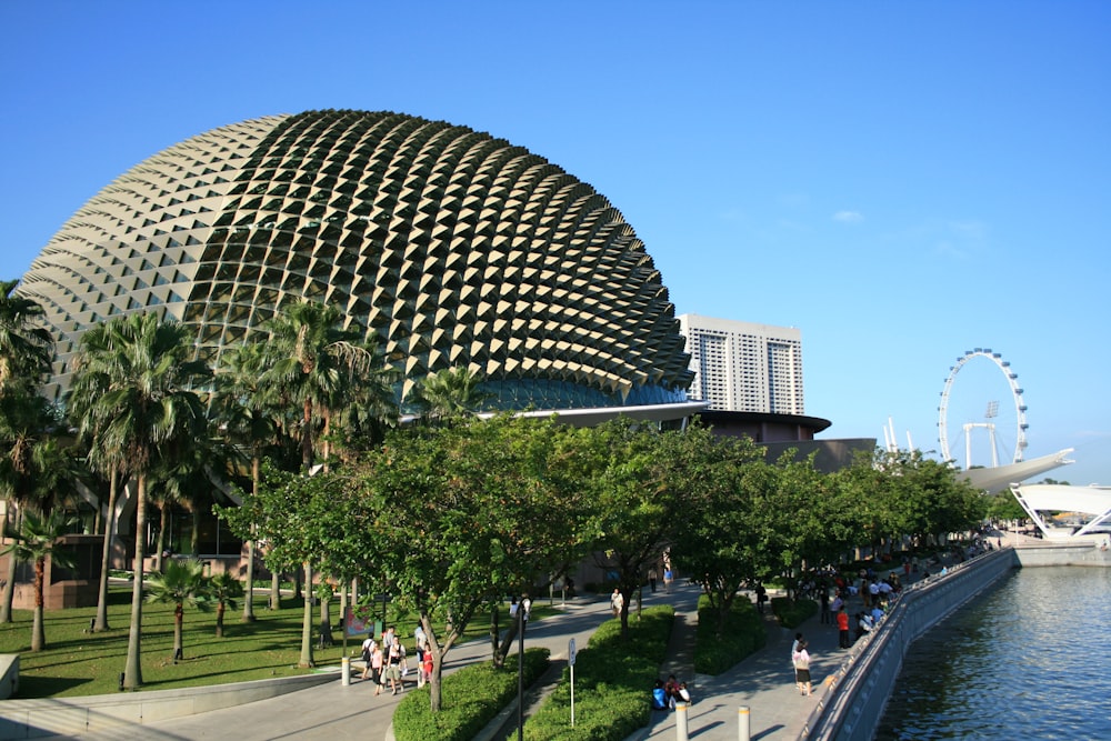 pessoas andando no parque perto do edifício durante o dia