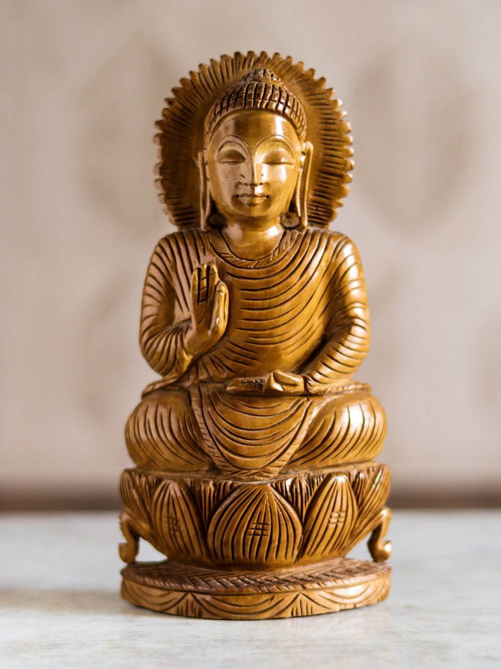 白いテーブルの上の金の仏像