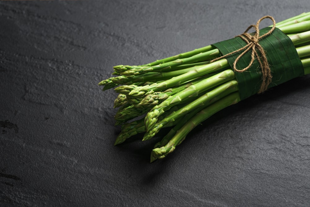 vegetal verde sobre textil negro