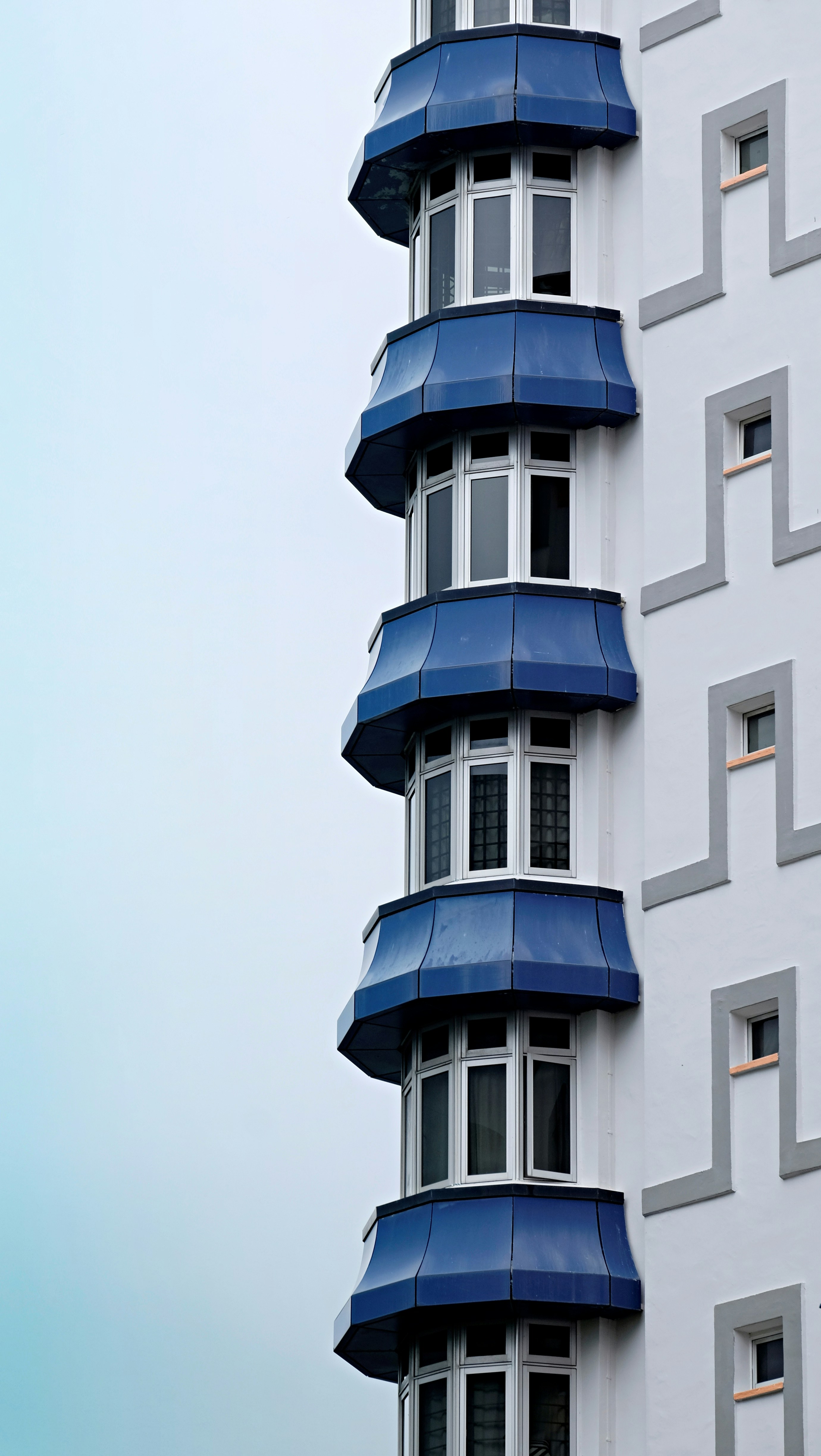 白と青のコンクリートの建物