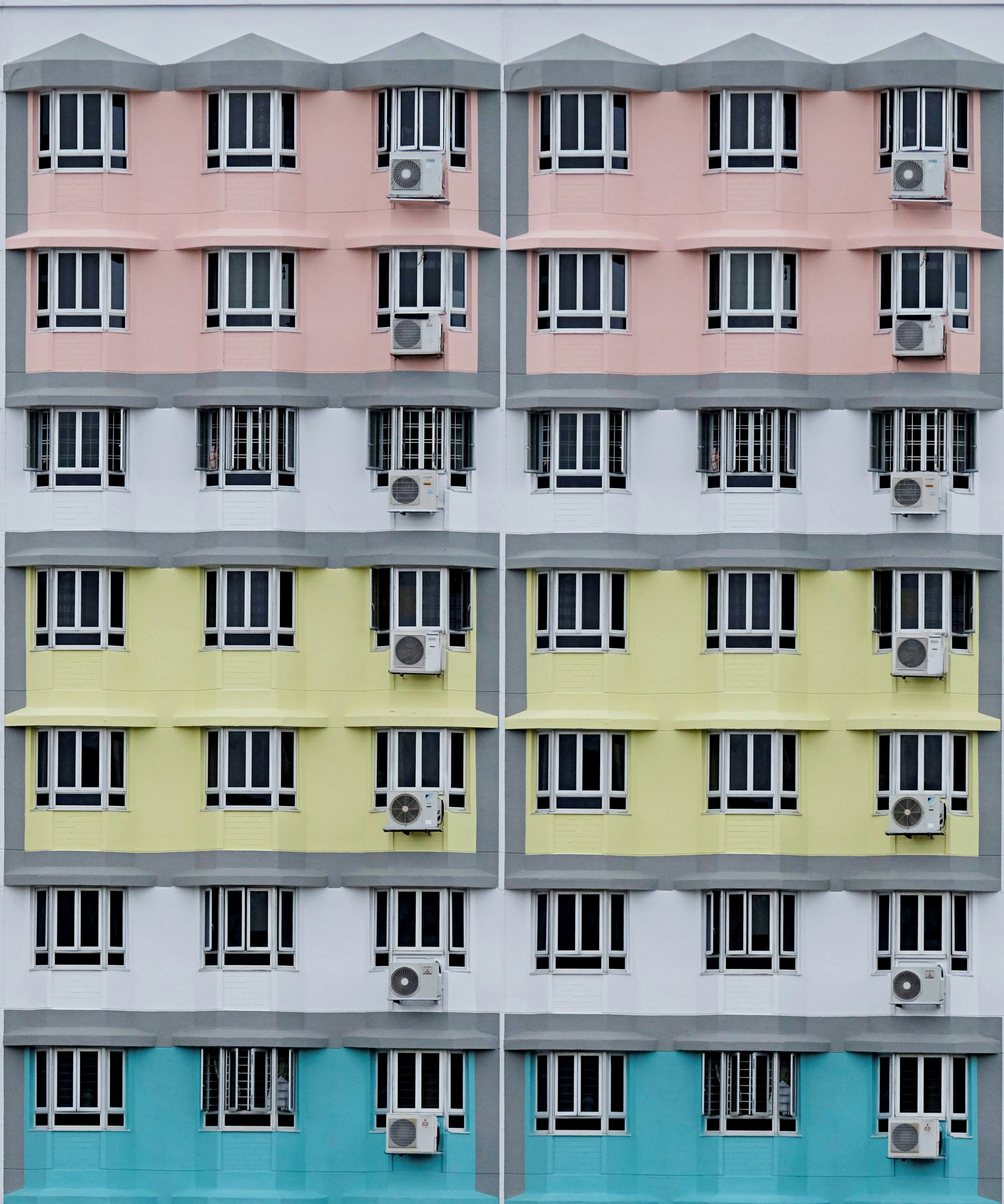 gelb-blaues und rotes Betongebäude