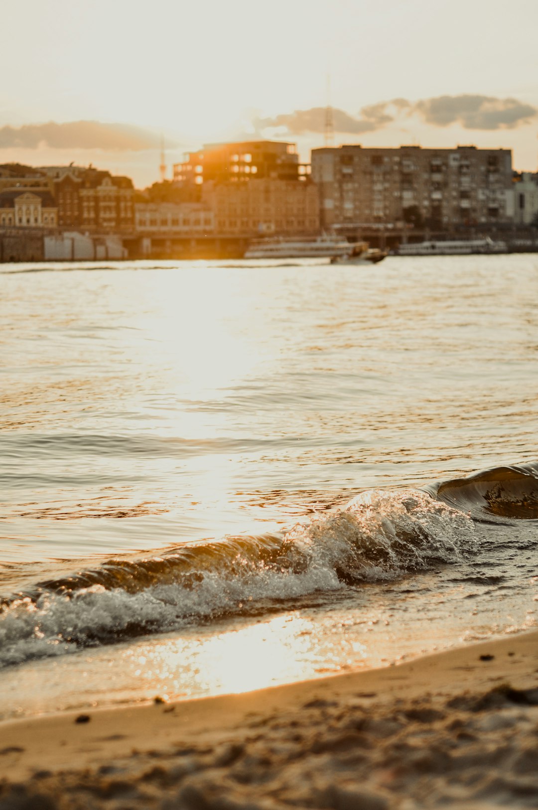 sea waves crashing on shore during daytime